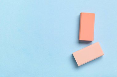 Mavi arkaplanda pembe silgi