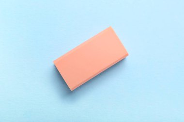 Mavi arkaplanda pembe silgi