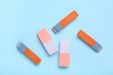 Mavi arkaplanda farklı kauçuk silgi