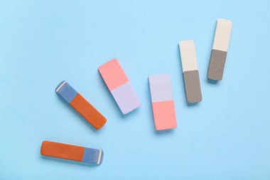 Mavi arkaplanda farklı kauçuk silgi