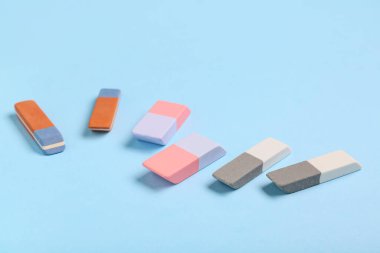 Mavi arkaplanda farklı silgi, yakın plan