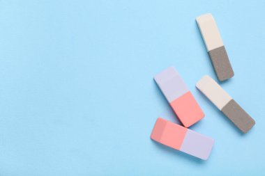 Mavi arkaplanda farklı kauçuk silgi