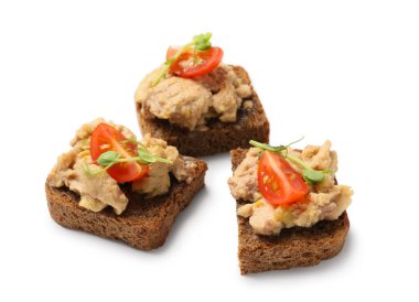 Morina ciğeri ve beyaz arka planda kiraz domatesli lezzetli sandviçler.