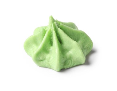 Beyaz arka planda izole edilmiş lezzetli wasabi porsiyonu, yakın plan.