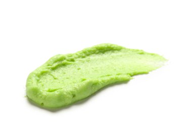 Beyaz arka planda izole edilmiş lezzetli baharatlı wasabi, yakın plan.