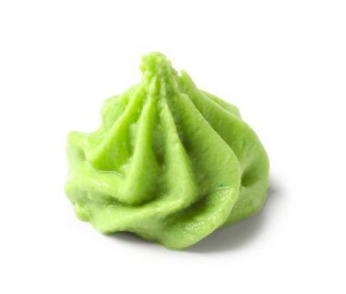 Beyaz arka planda izole edilmiş baharatlı wasabi porsiyonu, yakın plan.