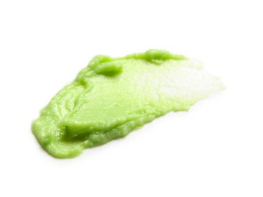 Beyaz arka planda izole edilmiş lezzetli wasabi macunu, yakın plan.