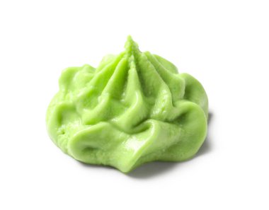 Beyaz arka planda izole edilmiş baharatlı wasabi porsiyonu, yakın plan.