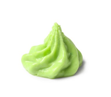 Beyaz arka planda izole edilmiş baharatlı wasabi porsiyonu, yakın plan.