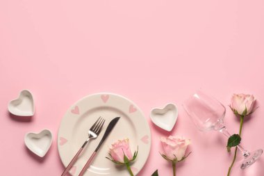 Sevgililer Günü için güzel bir masa. Pembe arka planda gül çiçekleri.