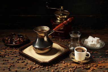 Kum üzerinde sıcak kahve ve ahşap arka planda Türk zevki.