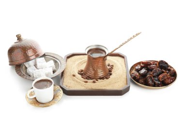 Kum üzerinde sıcak kahve ve beyaz arka planda Türk zevki.