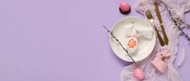 Eflatun arkaplanda paskalya için güzel masa ayarları ve metin için boşluk