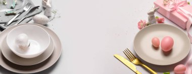 Gri arkaplanda Paskalya sofrası. Tasarım için pankart