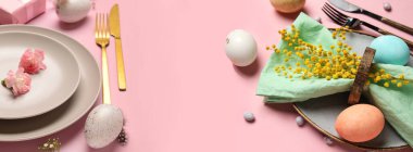 Pembe arka planda Paskalya sofrası. Tasarım için pankart