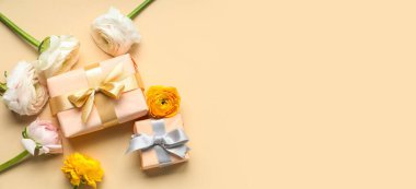 Güzel bahar çiçekleri ve bej arkaplanda hediye kutuları metin için yer var