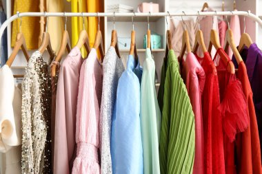 Güzel balo elbiseleriyle butikte, yakın plan.