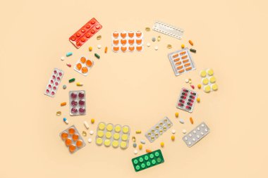 Çerçeve, sarı arka plandaki su toplayan paketlerde bulunan farklı haplardan yapılmış.