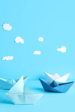 Mavi arkaplanda renkli origami tekneleri