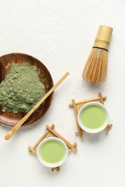 Hafif arka planda taze kibrit çay, toz ve aksesuarlı kompozisyon