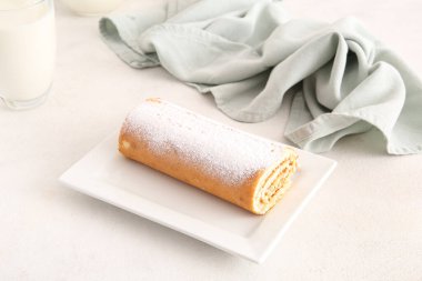 Beyaz arka planda tatlı süngerli kek rulosu