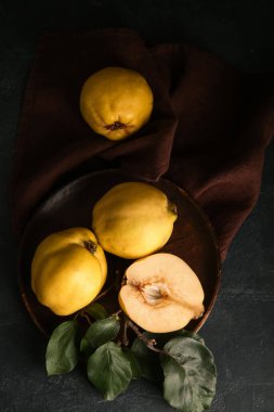 Tatlı olgun bıldırcınlar ve siyah arkaplanda yapraklar