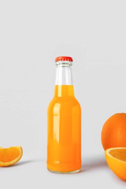 Beyaz arka planda bir şişe taze portakal suyu.