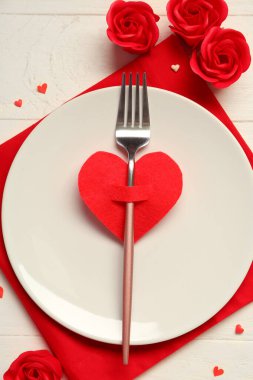 Sevgililer Günü için güzel bir masa. Süslü güller ve beyaz ahşap arka planda kalpler.