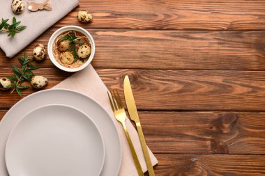 Ahşap arkaplanda geleneksel paskalya tablosu