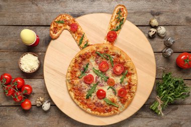Tahta arka planda tavşan kulaklı Paskalya pizzası.