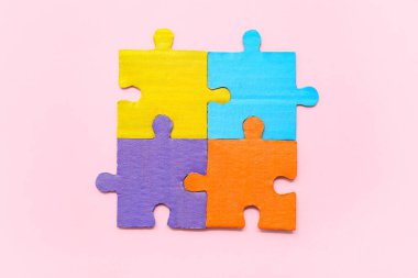 Pembe arka planda renk bulmacası. Otistik bozukluk kavramı