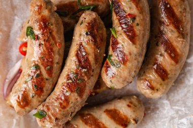 Lezzetli ızgara sosisli kâğıt, yakın plan.