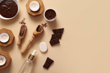 Erimiş çikolata kâseleriyle kaplıca kompozisyonu ve bej arka planda yanan mumlar