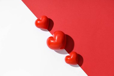 Renkli arka planda kırmızı kalpler. Sevgililer Günü kutlaması