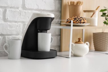 Kahve makinesi, kurabiye ve şeker.