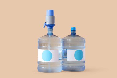 Bej arkaplanda temiz su şişeleri