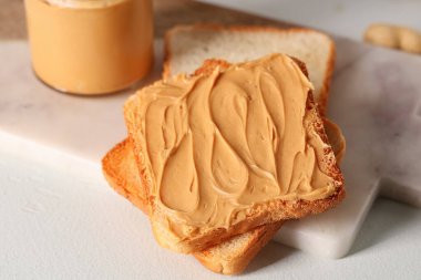 Lezzetli fıstık ezmeli tostlar, yakın plan.