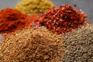 Bir yığın taze aromatik baharat, yakın plan.