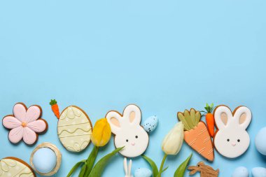 Lale çiçekleri, yumurtalar ve farklı Paskalya kurabiyeleri içeren kompozisyon