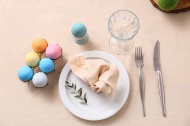 Paskalya sofrasında boyalı yumurtalar. Üst görünüm