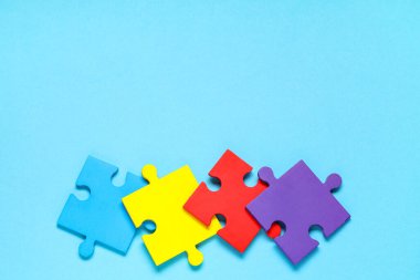 Mavi arka planda renkli yapboz parçaları. Otistik bozukluk kavramı