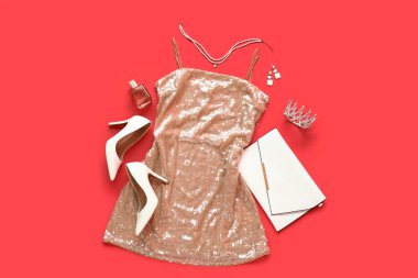 Kırmızı arka planda ayakkabılı, aksesuarlı ve çantalı balo elbisesi