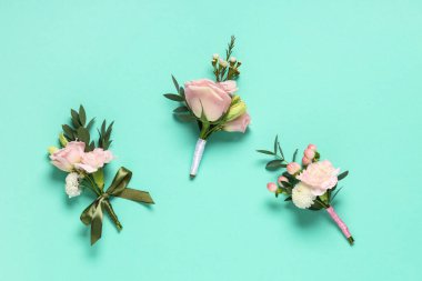Turkuaz arka planda güzel yaka çiçekleri olan kompozisyon