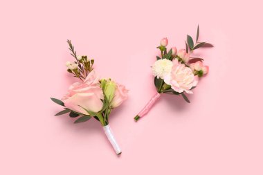 Pembe arka planda güzel yaka çiçekleri, yakın plan.