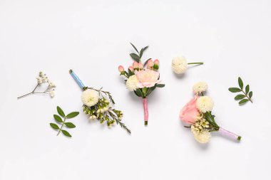 Beyaz arkaplanda güzel yaka çiçekleri olan kompozisyon