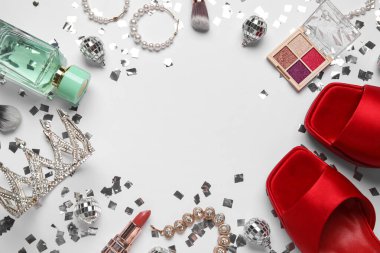 Yüksek topuklu ayakkabılar, mücevherler, makyaj ürünleri, parfüm ve beyaz arka planda konfetiden yapılmış çerçeve. Balo konsepti