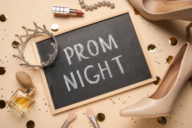 Metin PROM GECE, yüksek topuklu ayakkabı, taç, makyaj ürünleri ve bej arkaplanda mücevherler