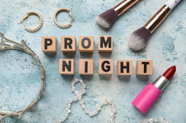 Mücevherler, taç ve makyaj ürünleri ile Grunge Blue arka planında metin balosu gecesi