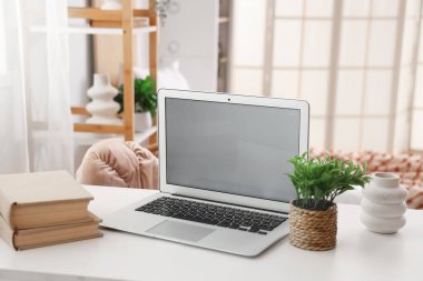 Gencin odasında boş bir dizüstü bilgisayar, yakın plan.