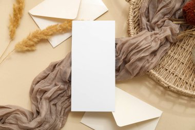 İçinde otlar, zarflar ve bej arka planda kumaşlar olan boş bir kart.